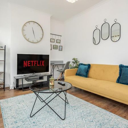 Entire Lovely Family Home With Parking, Wifi, Netflix, Self Check-In London Exteriör bild